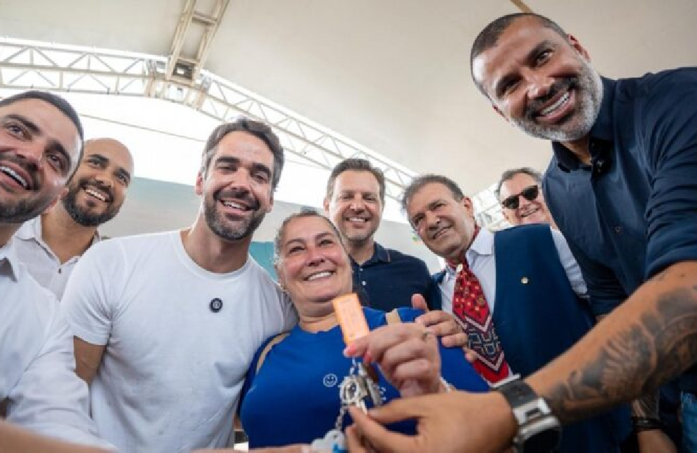 Eduardo Leite entrega moradias a vítimas das enchentes